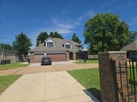 Building Photo - 5 Bed | 4 Bath in East Tulsa!