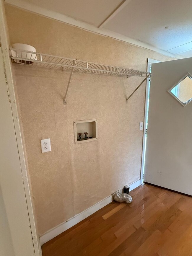 Building Photo - 2 bedroom, 1 bath Mobile Home