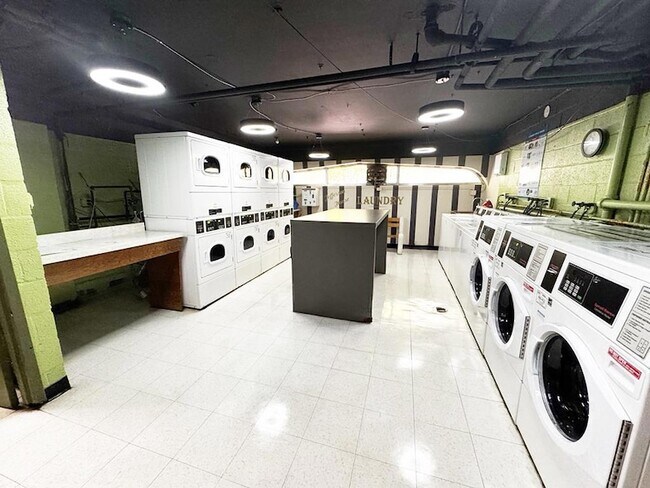 Building Photo - 922 24th St NW