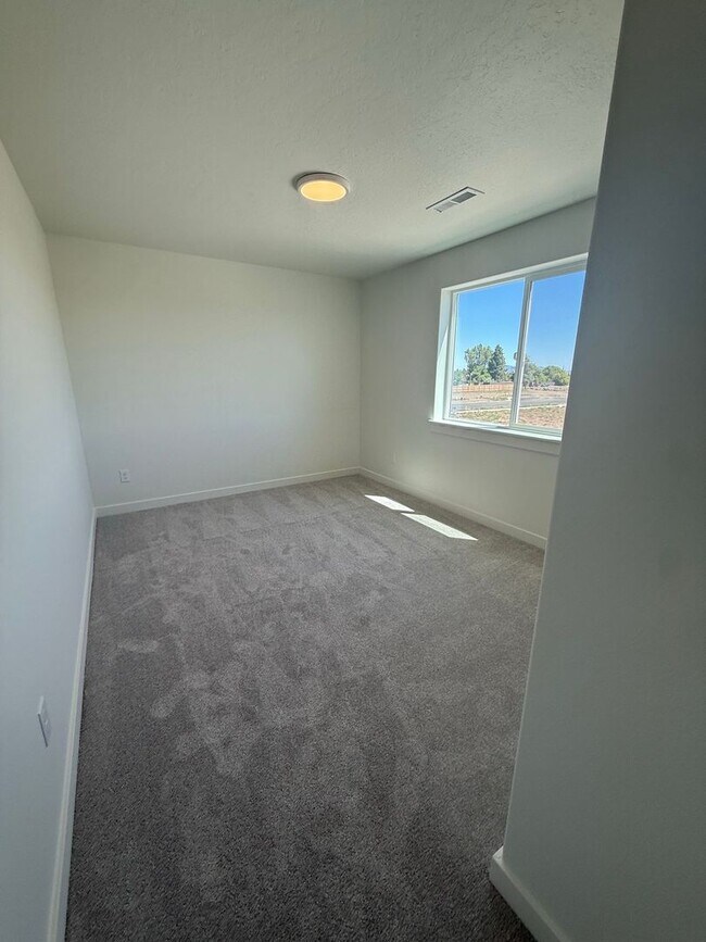 Building Photo - 61073 Unity Pl