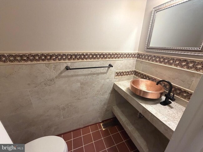 Building Photo - 728 18th St S