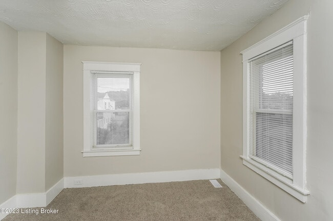 Building Photo - 1812 W Gaulbert Ave