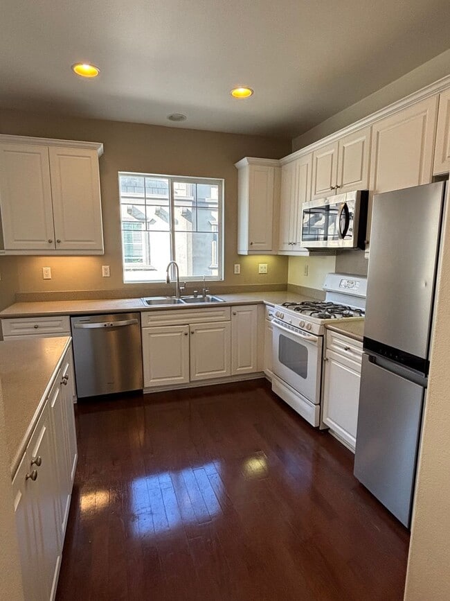 Building Photo - Move-In Ready 4 Bedroom Home Perfect for Professionals & Families