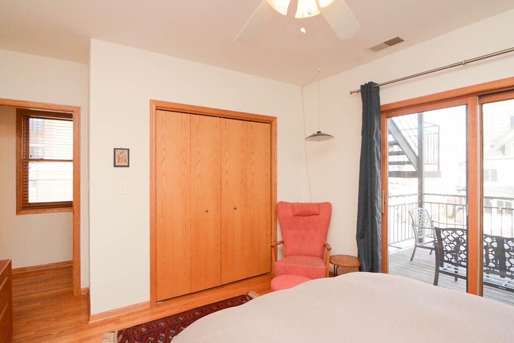 Building Photo - 934 W Leland Ave