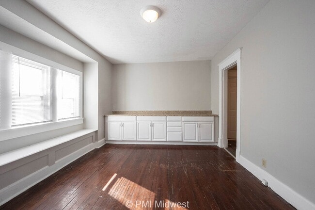 Building Photo - 323 W 40th St