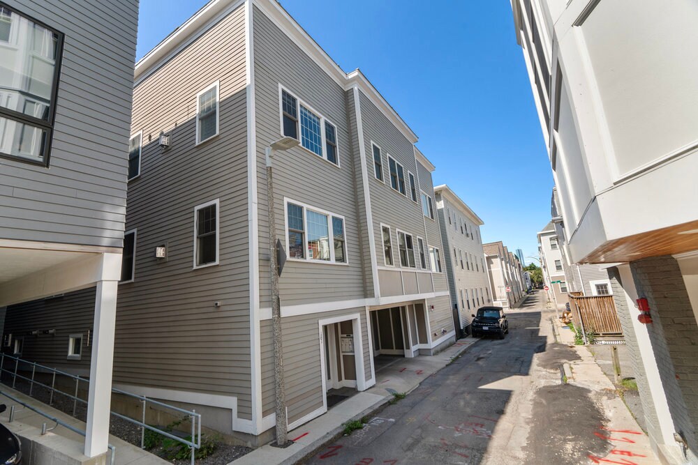 Building Photo - 161 Tudor St