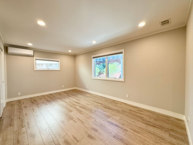 Building Photo - Stylish Coastal In-Law Studio with In-Unit Laundry - Utilities Included!