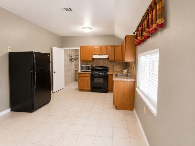 Building Photo - 5527 Lauder Rd