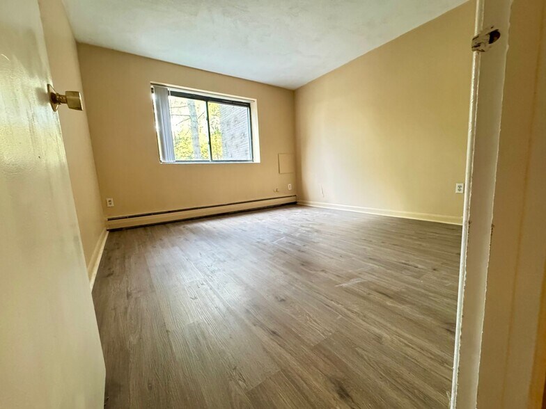 Building Photo - 32 Whites Ave