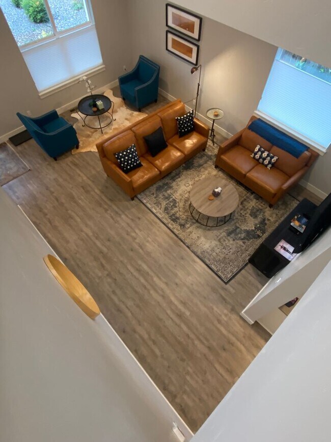 Building Photo - Great Location in Hood River Spacious 5-Bedroom Home with Private Bathrooms & Spacious Open Layout