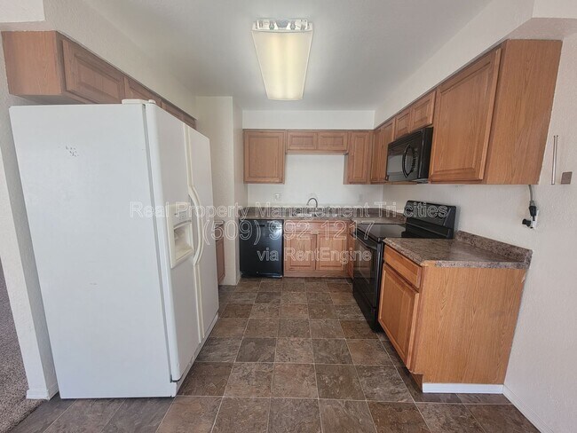 Building Photo - 3121 W Hood Ave