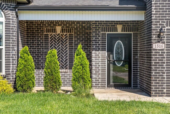 Building Photo - Pet Friendly Four Bedroom with Bonus!
