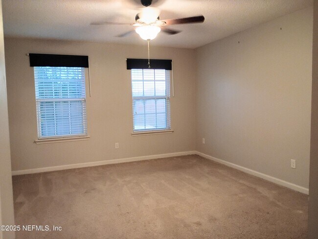 Building Photo - 425 Oasis Ln