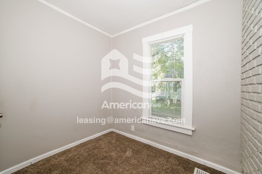 Building Photo - 419 E Maywood Ave