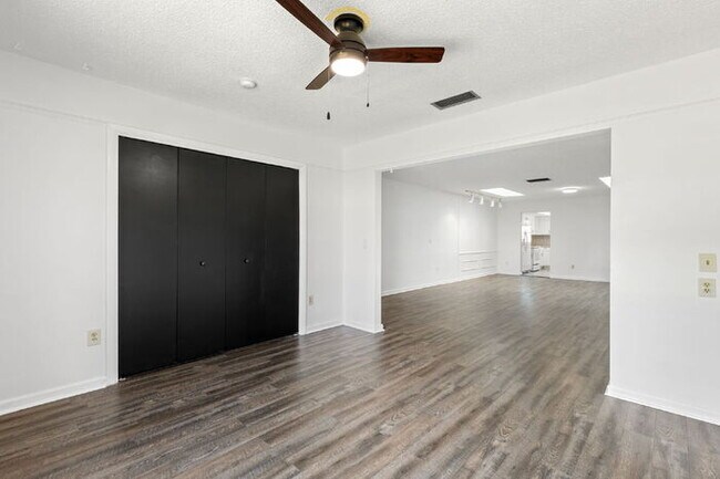 Building Photo - "Spacious 2-Bed, 2-Bath Condo Oasis in Prime Clearwater Location – 55+ COMMUNITY