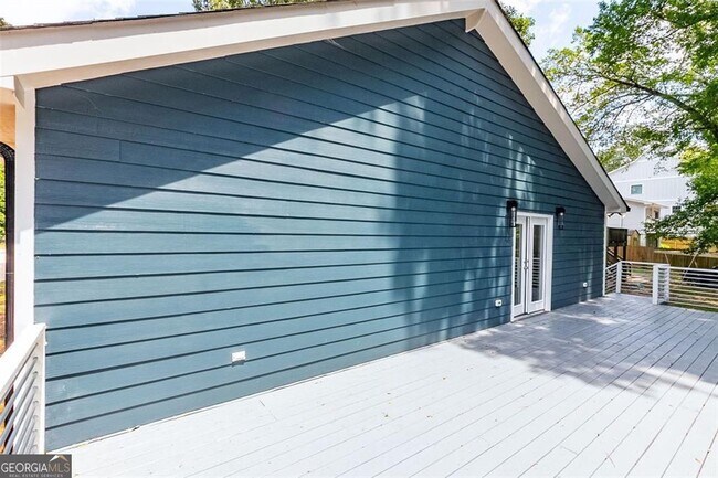 Building Photo - 2749 Memorial Dr SE