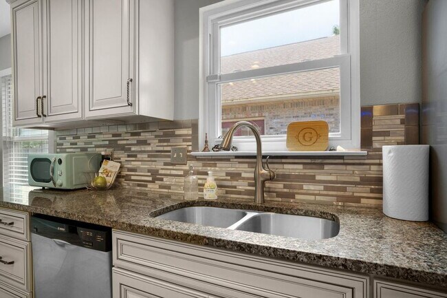 Building Photo - Featuring 3 spacious bedrooms and 2 full bathrooms, this residence blends comfort, style, and con...
