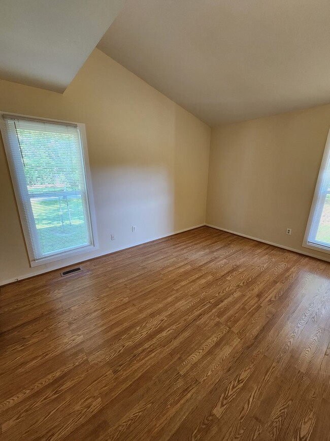 Building Photo - 47 Mansfield Crescent Way