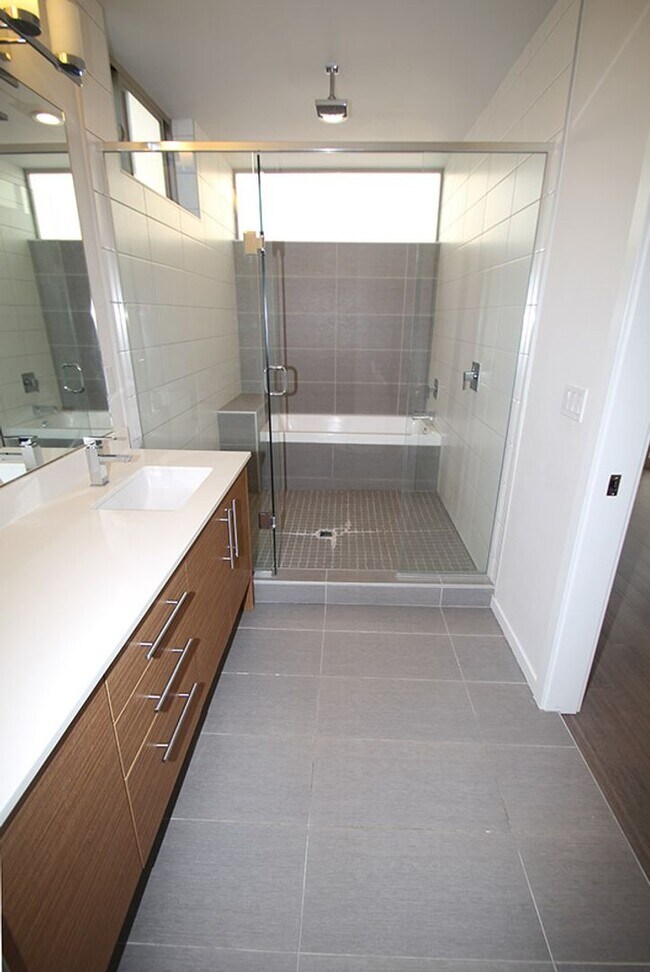 Building Photo - LUXURY BALLARD TOWNHOME W HIGH END FINISHE...