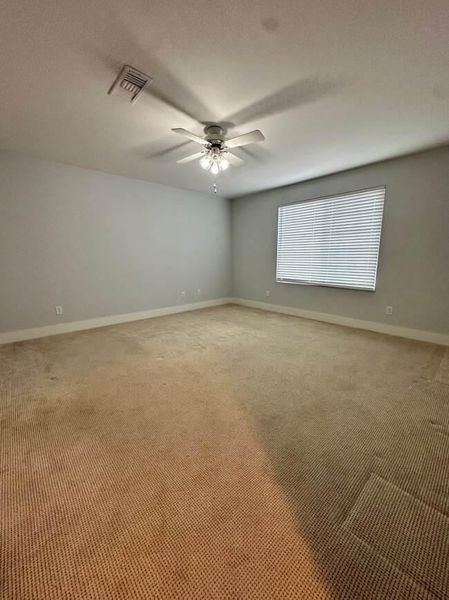 Building Photo - Spacious Living with Room to Grow