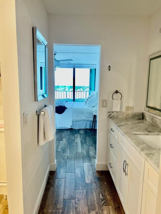 Building Photo - 132 Lakeshore Dr