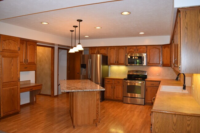 Building Photo - 2210 Skyline Dr