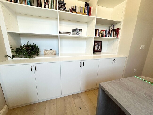 Building Photo - Luxury 55+ Executive Home- Fully Furnished