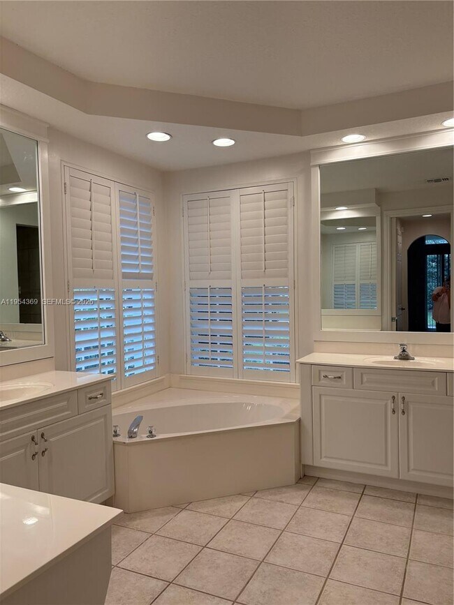 Building Photo - 18265 SE Ridgeview Dr