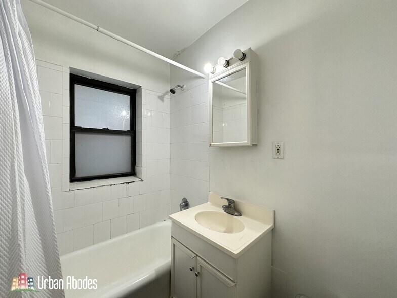 Building Photo - 557 W Arlington Pl