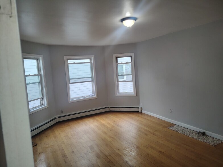 Building Photo - 206 Spring St