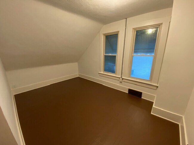 Building Photo - Cozy 2-Bed Single-Family in East Akron — P...