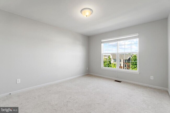 Building Photo - 2261 Kew Gardens Dr