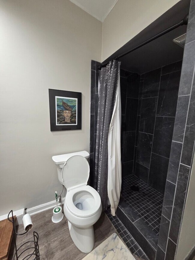 Building Photo - $1,800 - 3 Bedroom 2 Bathroom Gorgeous and Unique Furnished House in Webster