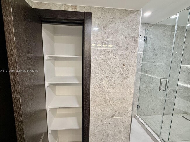 Building Photo - 900 Bay Dr