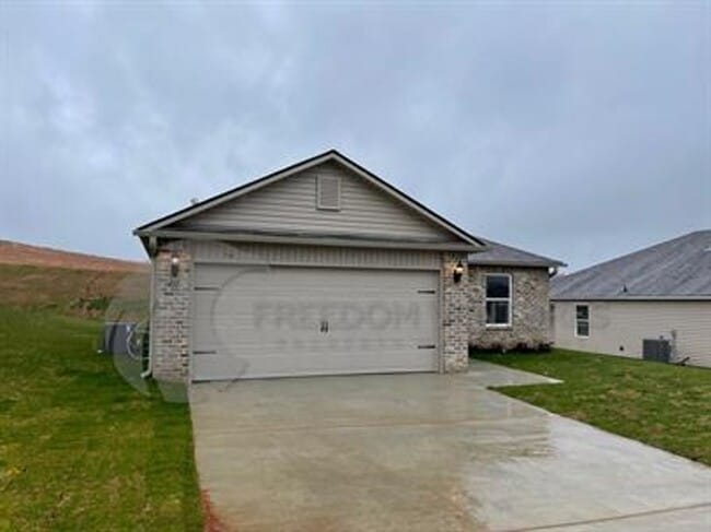 Building Photo - Modern 3-Bedroom Home with Spacious Backya...