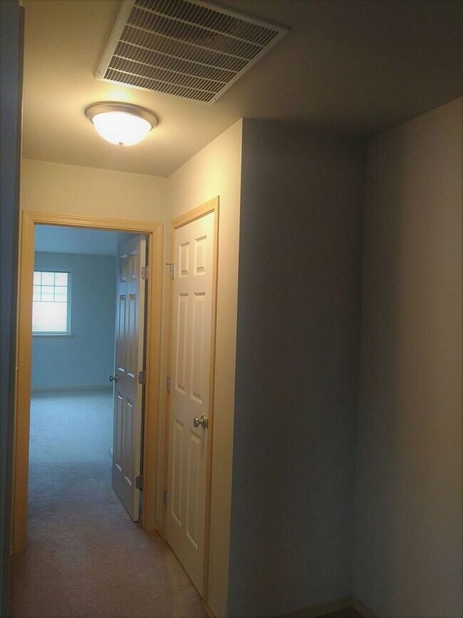 Building Photo - Beautifully Maintained 2 Bedroom Townhome