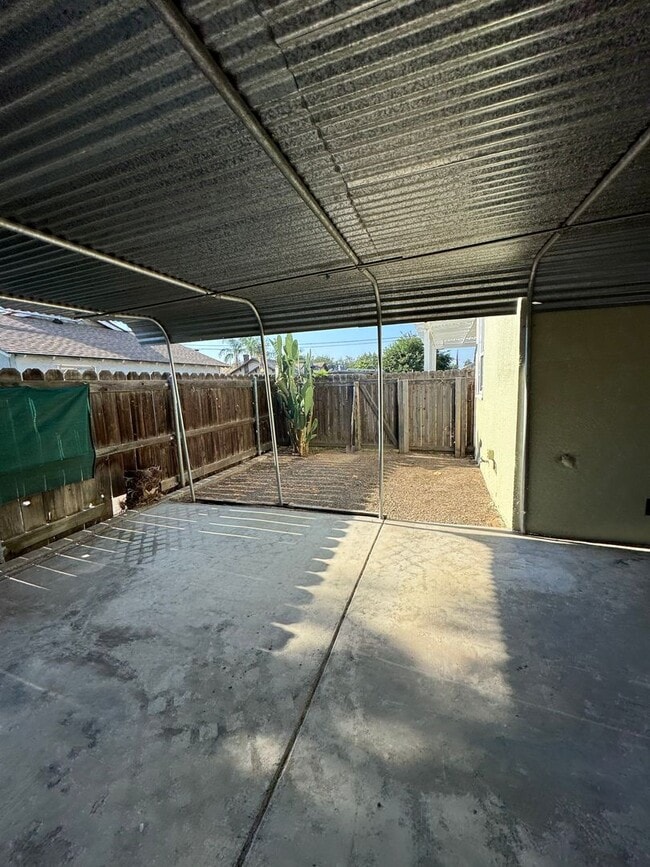 Building Photo - 2 Bedroom Home! Available Now!