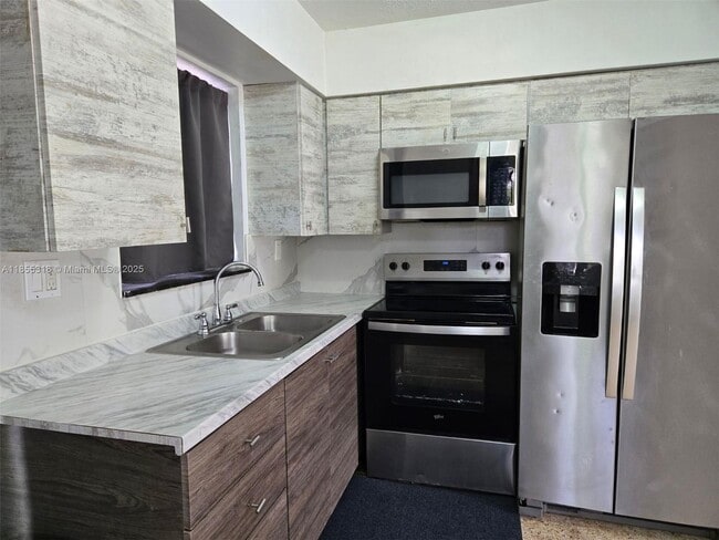 Building Photo - 4101 SW 54th Ct