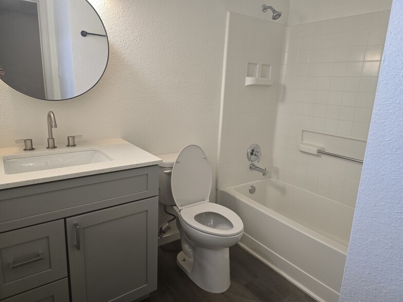 Primary bath - 804 Avenue E