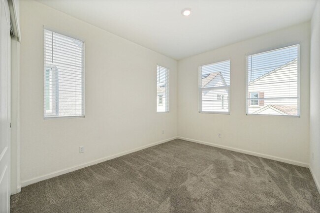Building Photo - Fully Furnished Mid-term Rental