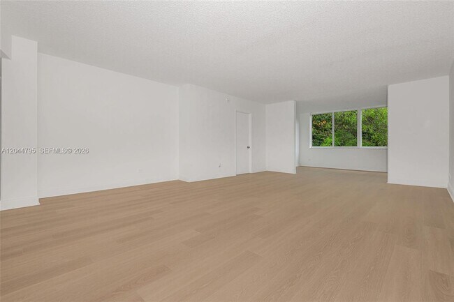Building Photo - 445 NE 195th St