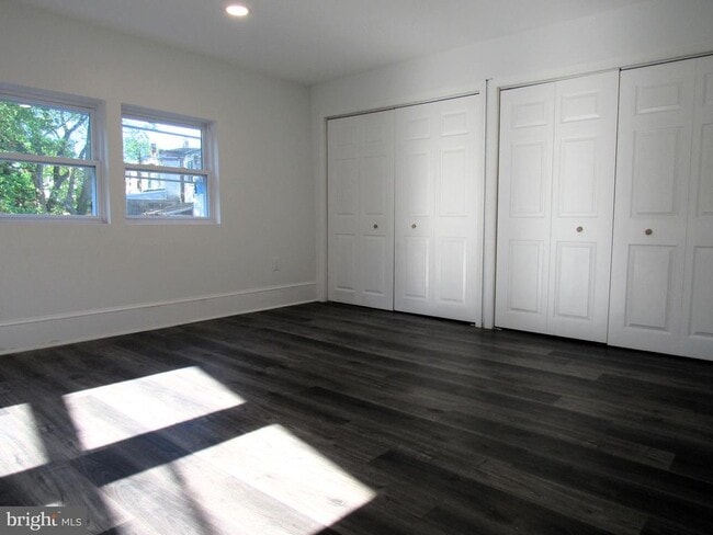 Building Photo - 704 Oak Ln