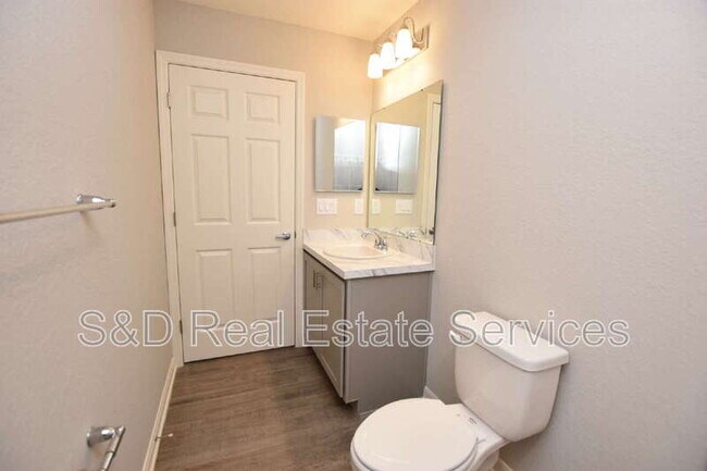 Building Photo - 372 Cascara Ln