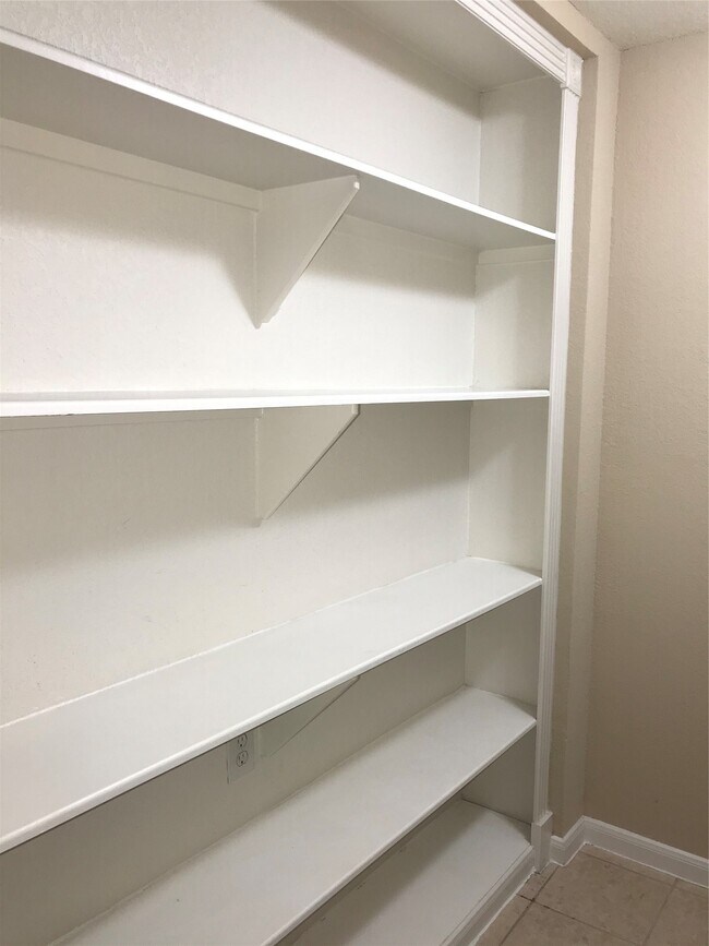 Building Photo - 7575 Kirby Dr