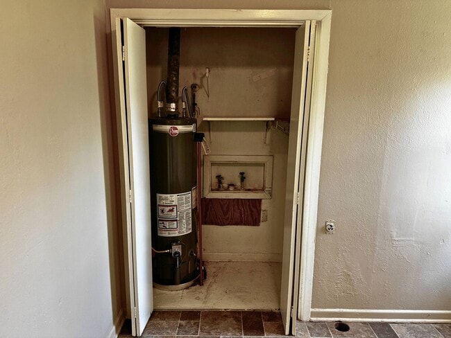 Building Photo - 102 Ave G