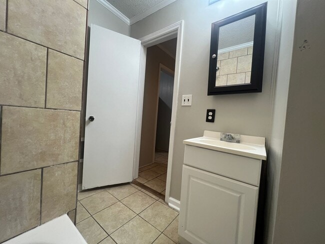 Building Photo - MOVE-IN READY!