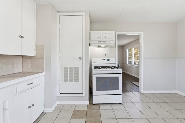 Building Photo - 729 13th Ave N