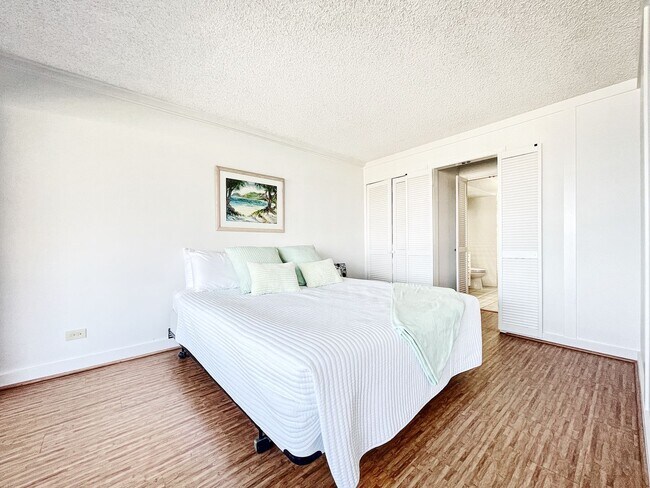 Building Photo - Ocean Front, Gold Coast, Furnished Condo with Direct Ocean Views!