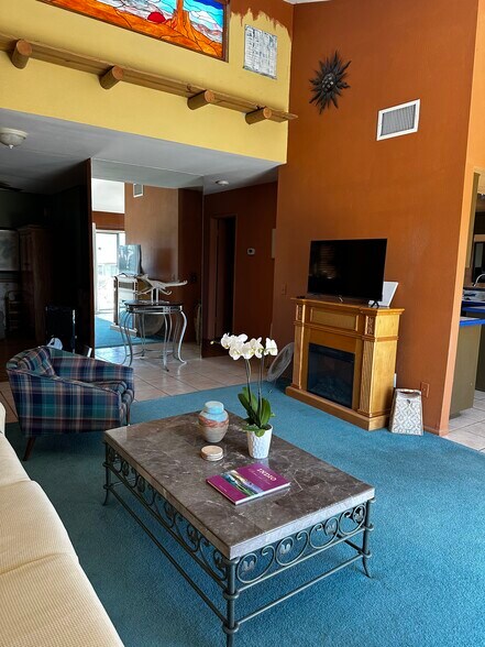 Living room - 49174 Wayne St