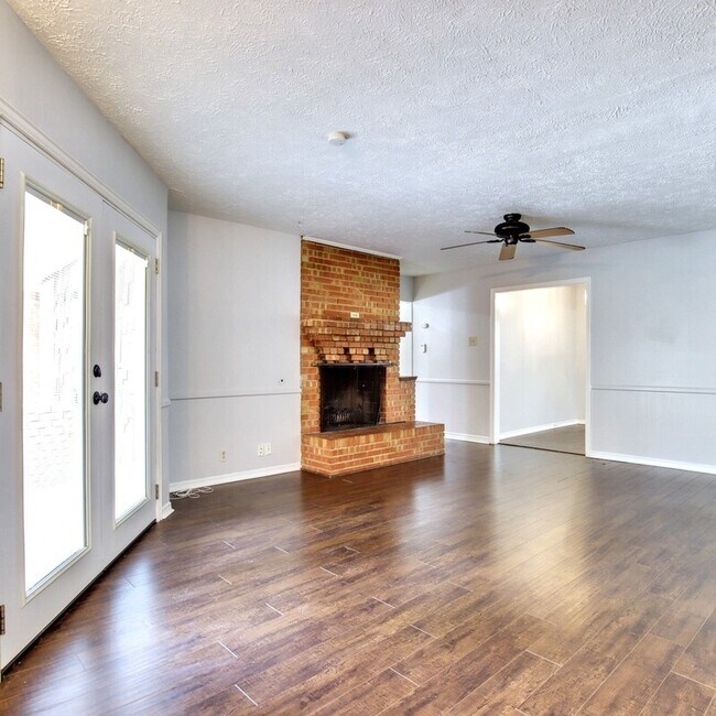 Building Photo - 708 James Dr